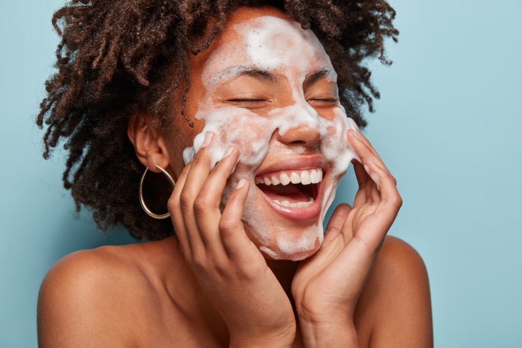 Mulher negra fazendo limpeza de pela no rosto