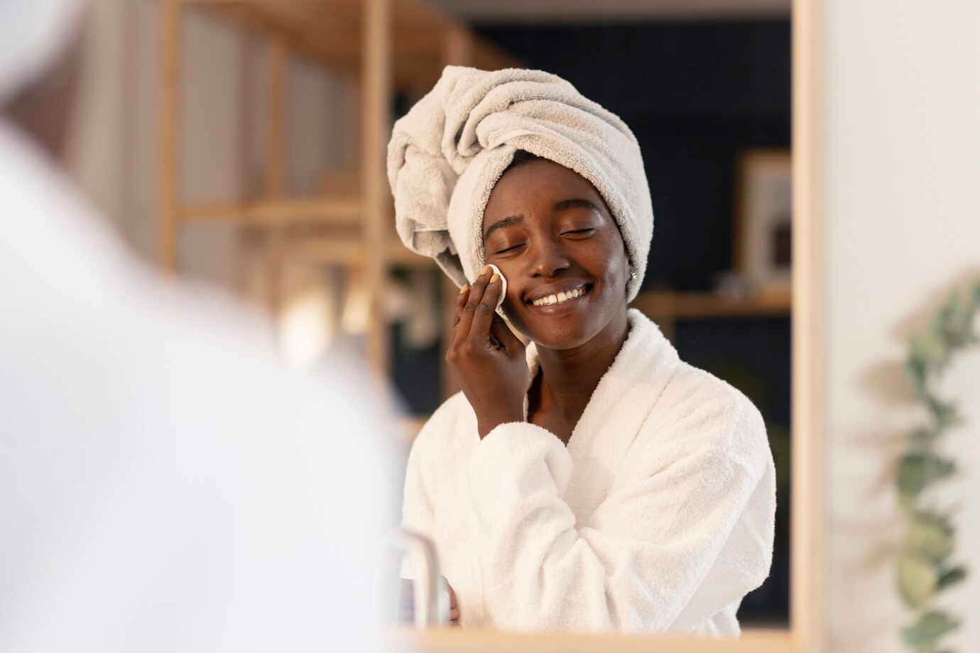 Mulher negra fazendo tratamento facial em casa