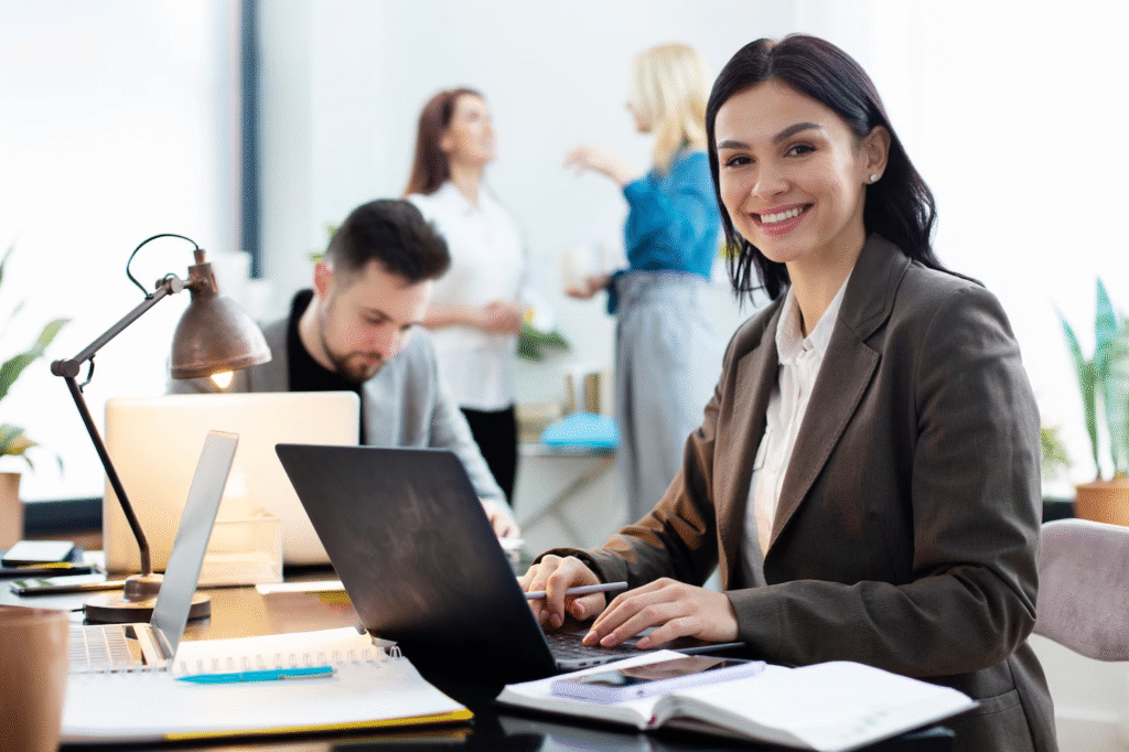 Contadora sentada em sua mesa de trabalho, mexendo no computador.