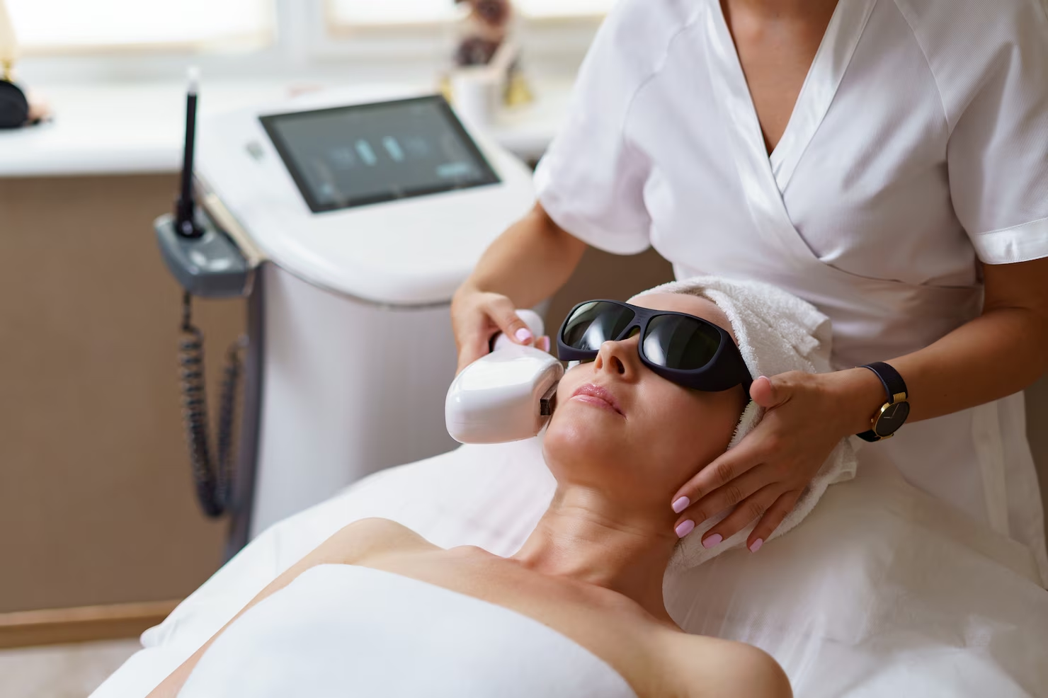 Mulher fazendo tratamento de estética e beleza