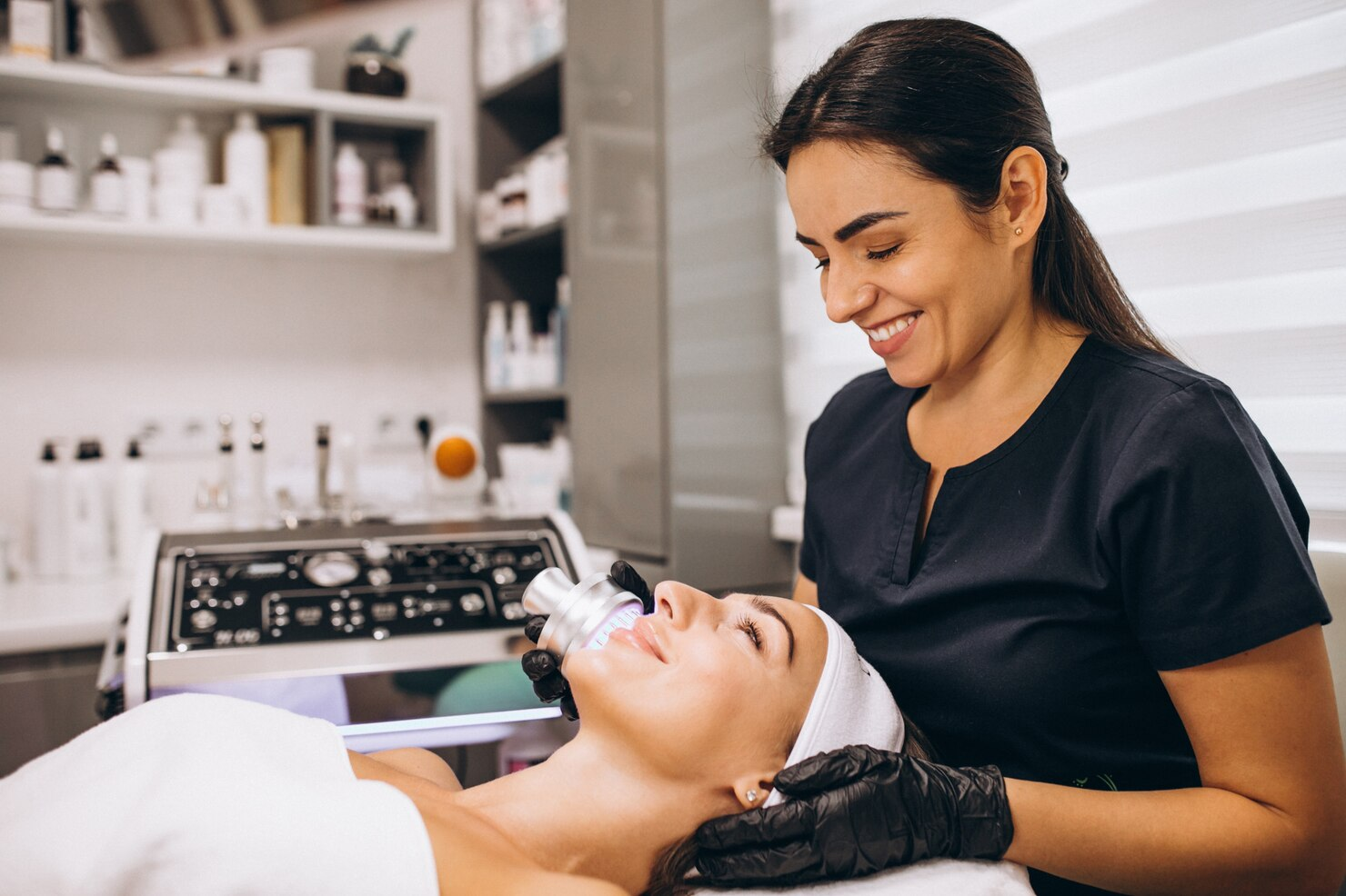 profissional de estética trabalhando